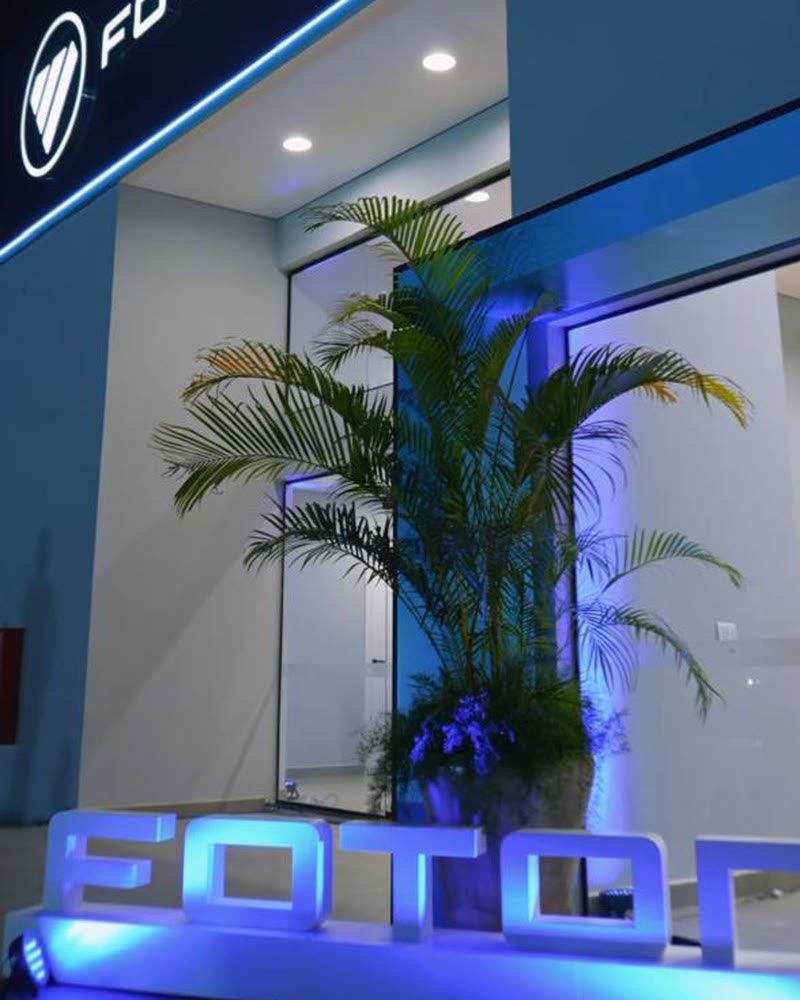 Fachada da concessionária Foton iluminada de azul na inauguração