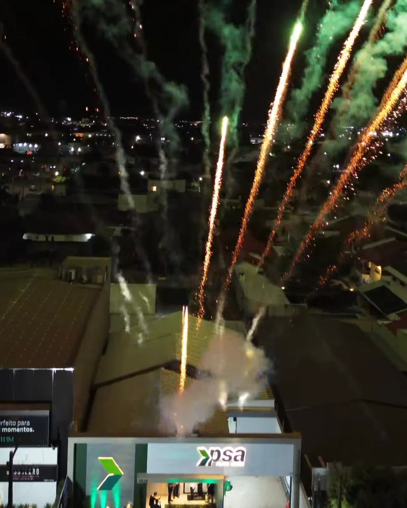 Fogos de artifício sobre a fachada da PSA na inauguração