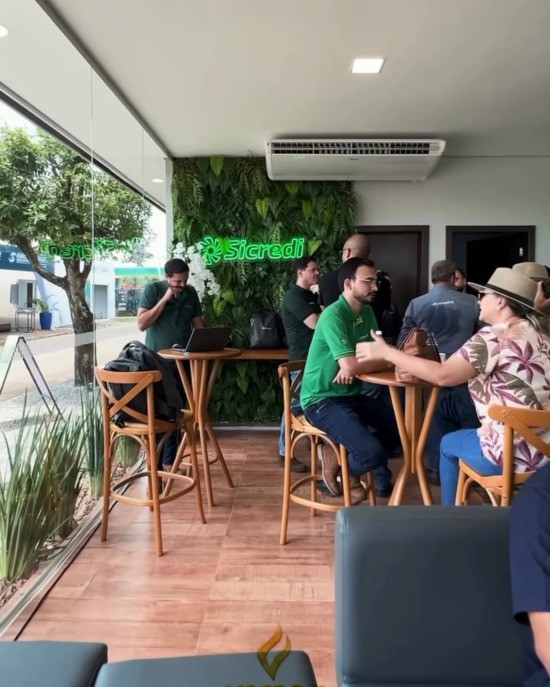 Estande da Sicredi na Norte Show com convidados conversando