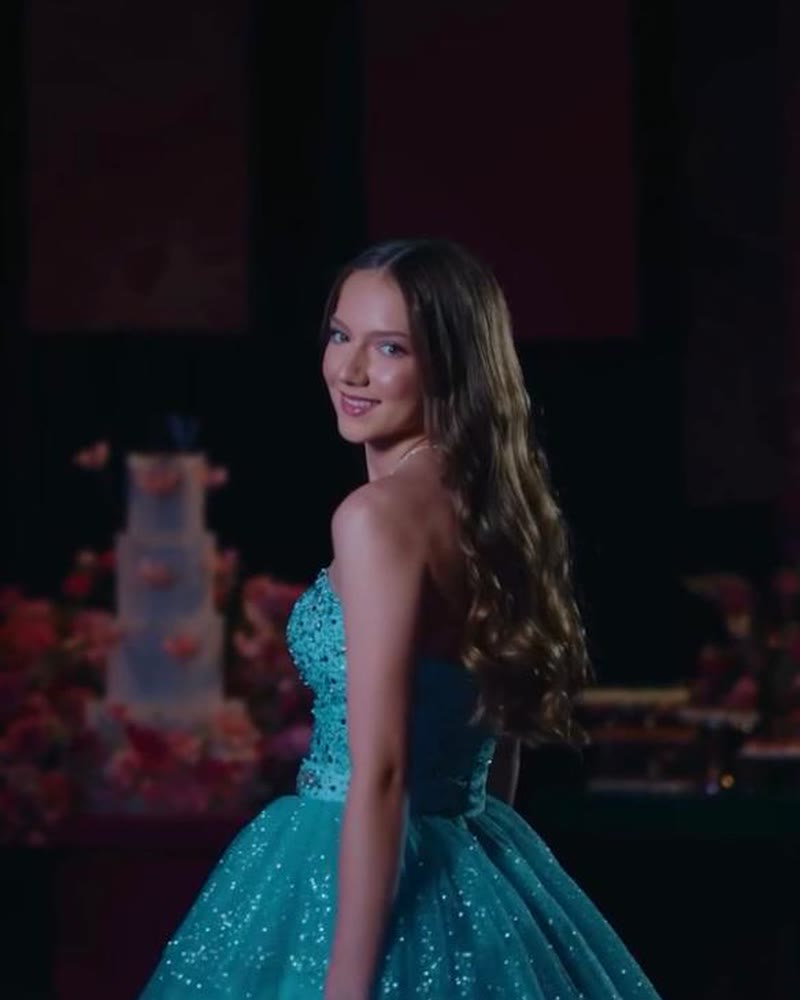 Valentina Araldi com vestido azul-turquesa na festa de 15 anos